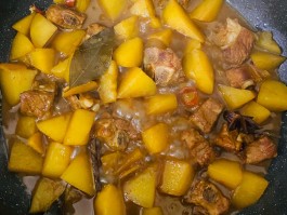 土豆炖排骨的做法(红烧土豆炖排骨的做法)