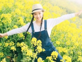 女生旅行拍照技巧(女生旅游拍照姿势摆法大全)