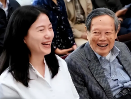 杨振宁与翁帆北海旅游骑自行车(杨振宁和翁帆的故事,是说什么的?)