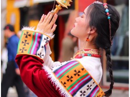西藏途中旅行拍照技巧女生姿势的简单介绍