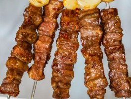 烧烤店牛肉串用的什么品种的肉好吃一点(烧烤店牛肉串用的什么品种的肉好吃一点呢)
