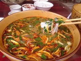 云南蒙自旅游和美食(云南蒙自特色美食攻略)