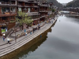 两个人去凤凰古城需要多少钱(两个人去凤凰古城需要多少钱二天)