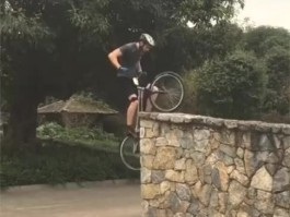 小伙子骑自行车去哪里旅游(小伙子骑自行车去哪里旅游呢)