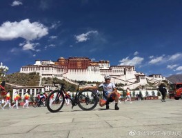 关于骑自行车旅游新疆的外国小伙图片的信息