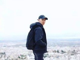 男人旅游拍照姿势的摆法(男人旅游拍照姿势的摆法图片)