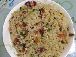 腊肠炒饭(腊肠炒饭怎么做好吃又简单)