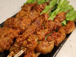 烧烤店的羊肉是什么品种的(烧烤店的羊肉是什么品种的好吃)