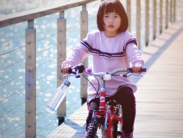 小女孩骑个自行车去旅游(小女孩骑自行车的图片简笔画)