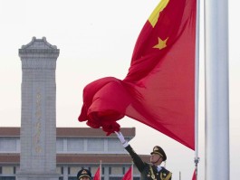 北京升旗仪式在哪个位置(带孩子去北京看升国旗攻略)