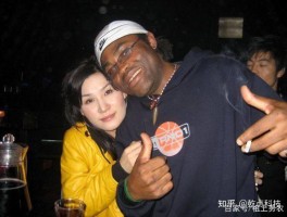 为什么嫁给黑人生理会好些(嫁给黑人的女人为什么不离婚)