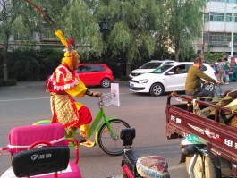骑自行车旅游搞笑视频短片(骑自行车旅游搞笑视频短片下载)