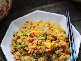 蛋炒饭的做法视频(蛋炒饭的做法视频教程家常)