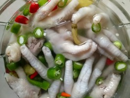 泡椒鸡爪做法(简单的泡椒鸡爪做法)