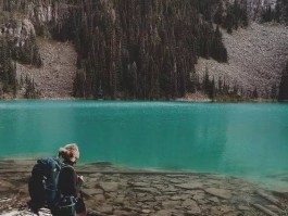 一个人旅行拍照图片(一个人旅行照片配文字朋友圈)