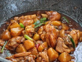 土豆烧鸡块的做法(土豆烧鸡块的做法 最正宗的做法视频)