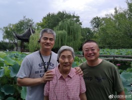 中年妇女旅游拍摄姿势(中老年旅游拍照姿势大全)