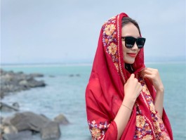 旅行披肩拍照技巧图解(超实用的旅行拍照姿势大全)