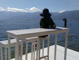 旅游景点自己拍照姿势的摆法有哪些呢(旅游景点自己拍照姿势的摆法有哪些呢视频)