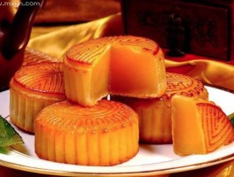 梦见旅游吃美食(梦见去旅游吃了好多东西)