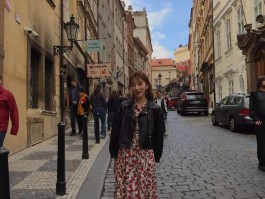 旅游拍照姿势的摆法软件(旅游照相摆姿势大全图年龄大了)