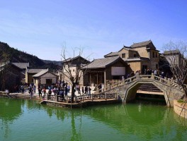 在人多的旅游景点给人拍照的技巧是什么(在人多的旅游景点给人拍照的技巧是什么意思)