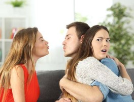女方婚内出轨离婚怎么处理(女方婚内出轨离婚怎么处理第三者)
