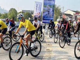 旅游三人骑自行车视频播放(旅游三人骑自行车视频播放下载)