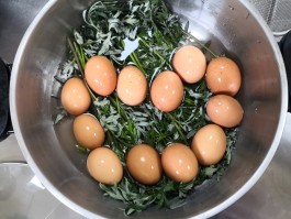 艾叶煮鸡蛋的做法(艾叶煮鸡蛋的做法及功效作用)
