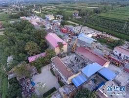 包含黑龙江省齐齐哈尔市一中学体育馆楼顶坍塌，10余人被困，目前救援情况如何？事故原因可能是什么？的词条