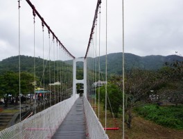 旅游吊桥拍照姿势的摆法女的简单介绍