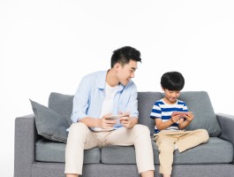上了大学不给孩子手机可以吗？(孩子上大学从不给家的打电话怎么办)