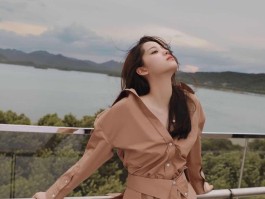 靠墙旅游拍照技巧女生(靠着墙拍照姿势大全 单人)