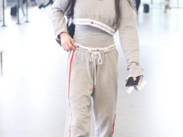 关于旅游运动装拍照姿势的摆法女的信息