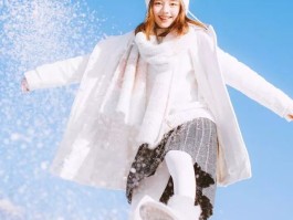 关于雪地旅游拍照姿势的摆法女的信息