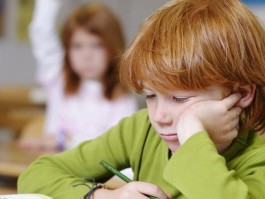 孩子8月底出生，该不该上一年级？(孩子8月底出生,该不该上一年级上学)