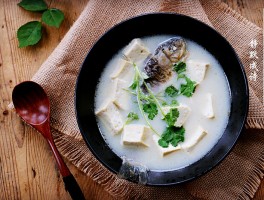 鲫鱼豆腐汤(鲫鱼豆腐汤的功效和作用)