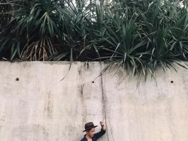 男人拍照旅游姿势的摆法(男人旅游拍照姿势大全 单人)