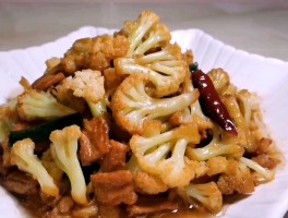 菜花炒肉做法(菜花炒肉家常做法)