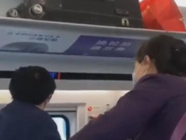 为什么高铁霸座现象屡次发生？(评论高铁霸座频频出现,法律法规是最后底线)