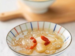 雪梨银耳汤的功效(枸杞雪梨银耳汤的功效)