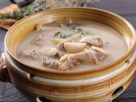 鸭子汤(鸭子汤放什么材料炖汤)