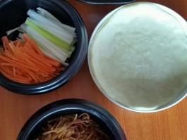 春饼皮的做法(饺子皮做春卷皮的做法)