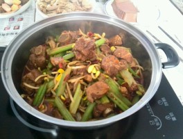 排骨火锅怎么做(牛肉排骨火锅怎么做)