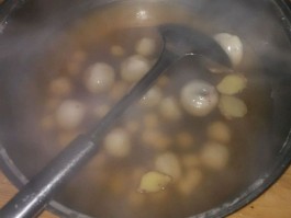 家庭自制汤圆的做法(家庭自制汤圆的做法开水要加糖吗?元宵的吗)