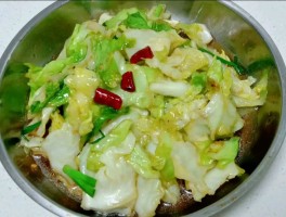 手撕包菜的做法大全(手撕包菜做法大全美食天下)