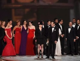 包含美国好莱坞演员和编剧罢工持续100天，影视业停摆，艾美奖颁奖礼推迟至明年1月，如何看待此事？的词条