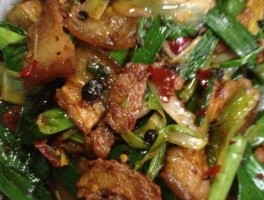 蒜苗回锅肉的做法(蒜苗回锅肉的做法最正宗的做法)