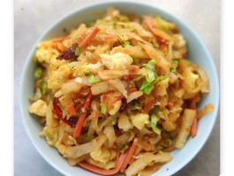 炒饼丝的家常做法(甘蓝炒饼丝的家常做法)