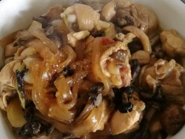 鸡肉炖蘑菇(鸡肉炖蘑菇家常做法)